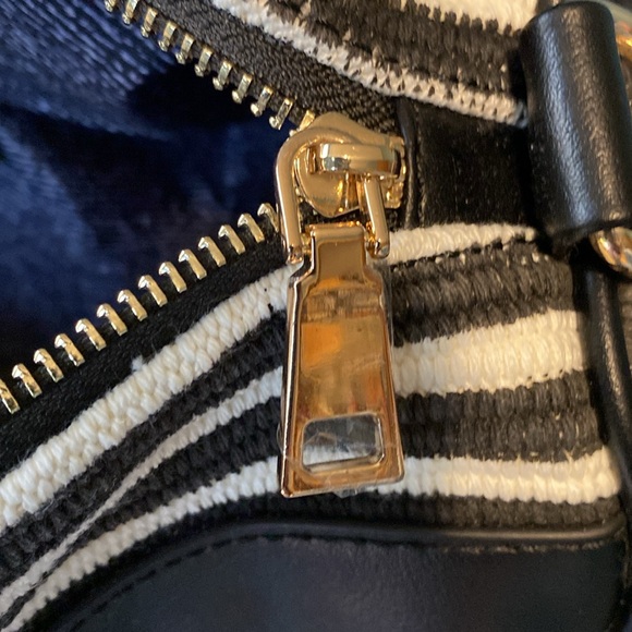 Urban Expressions Duffle Bag NWT - Picture 7 of 8